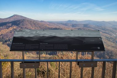 Konigswinter, Almanya - 28 Kasım 2020: Almanya 'nın Konigswinter kenti yakınlarındaki Merkez Uplantlardaki Siebengebirge tepelerinin etiketlenmesini imzala.