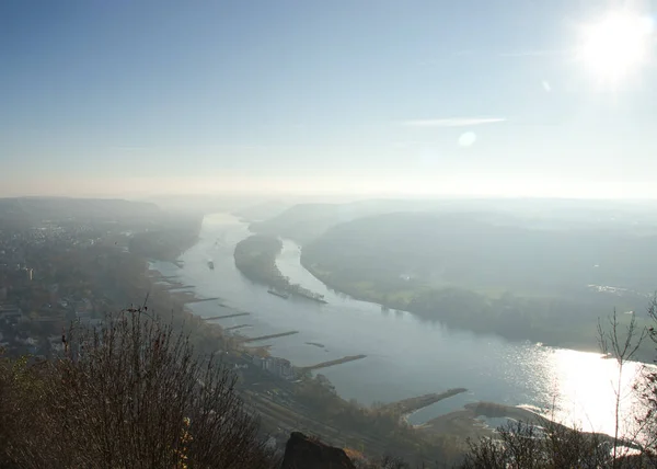 Sonne Himmel Über Dem Neben Einer Stadt Und Hügeln Fließenden — Stockfoto