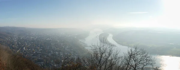 Hügel Über Einer Stadt Rhein Neben Hügeln Einem Nebligen Sonnigen — Stockfoto