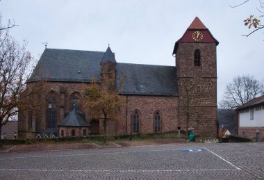 Neuleiningen, Almanya - 2 Aralık 2020: Bulutlu bir sonbahar gününde St. Nikolaus Kirchen Kilisesi.