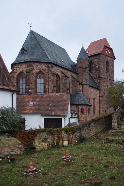 Neuleiningen Alemania Diciembre 2020 Iglesia San Nikolaus Detrás Una Pared —  Fotos de Stock