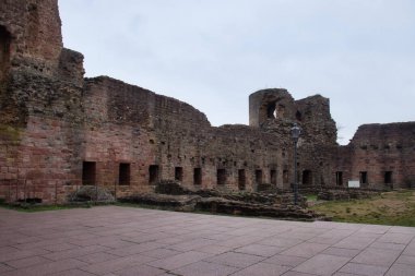 Neuleiningen, Almanya - 2 Aralık 2020: Pencereli iç duvar ve bulutlu bir sonbahar gününde Neuleiningen kalesinde bir kule yıkıldı.