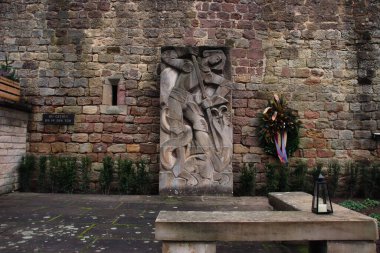 Neuleiningen, Almanya - 2 Aralık 2020: Neuleiningen, Almanya 'da bir sonbahar günü anıt heykel.