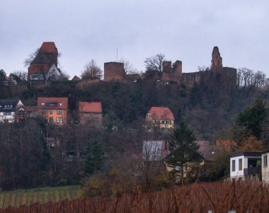 Neuleiningen, Almanya - 2 Aralık 2020: Almanya 'da bulutlu bir sonbahar gününde Burg Neuleiningen harabelerinin altındaki evler.