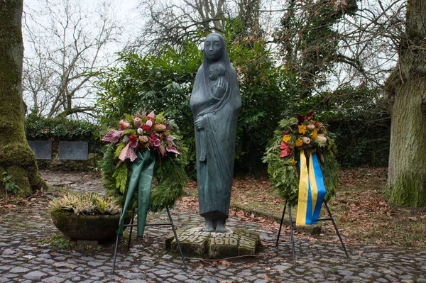 Braunfels Germany December 2020 Sculpture Woman Holding Child Monument Wreaths — Fotografia de Stock