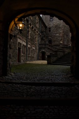 Braunfels, Almanya - 9 Aralık 2020: Almanya 'daki Braunfels şatosuna giden tünelin sonunda ışık.