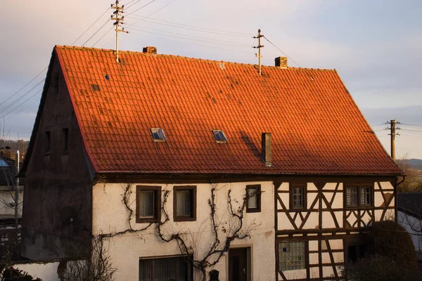 德国波茨巴赫 2020年12月17日 秋天的早晨 太阳击中了一座半木房子的顶部 房子的屋顶是红色的 — 图库照片