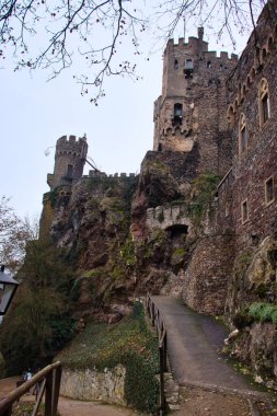 Trechtingshausen, Almanya - 20 Aralık 2020: Almanya 'da bulutlu bir sonbahar gününde Rheinstein şatosuna giden bir tepeye çıkan yürüyüş yolu.