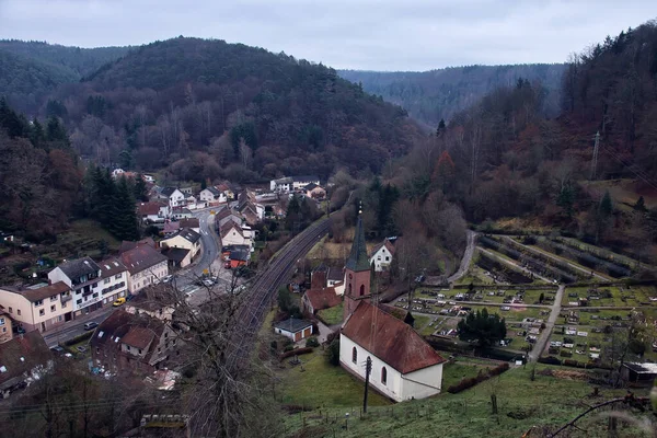德国弗兰肯斯坦 2020年12月26日 德国小村庄弗兰肯斯坦冬季的空中景观 — 图库照片