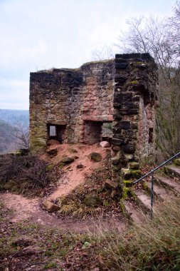 Frankenstein, Almanya - 26 Aralık 2020: Almanya 'da bulutlu bir kış gününde Frankenstein Kalesi' nin tepesindeki bir duvarın parçası.