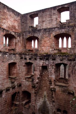 Frankenstein, Almanya - 26 Aralık 2020: Frankenstein Kalesi 'nde sayısız pencere bulunan duvarlar Almanya' da bir kış günü yıkıldı.