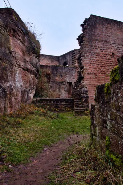 Frankenstein, Almanya - 26 Aralık 2020: Frankenstein Kalesi 'nin içinde Almanya' da soğuk bir kış günü yıkıldı.