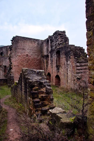 Frankenstein, Almanya - 26 Aralık 2020: Almanya 'da bulutlu bir kış gününde Frankenstein Kalesi harabeleri.