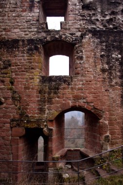 Frankenstein, Almanya - 26 Aralık 2020: Frankenstein Kalesi 'nin içindeki bir duvardaki pencereler Almanya' daki harabeler.