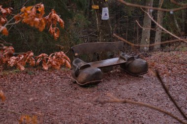 Hinterweidenthal, Almanya - 1 Ocak 2021: Almanya 'nın Palatinate Ormanı' nda Şeytan 'ın Masası yakınlarında ayakkabı şeklinde bank.