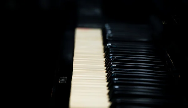 Primer plano de las teclas de piano antiguas y grano de madera — Foto de Stock