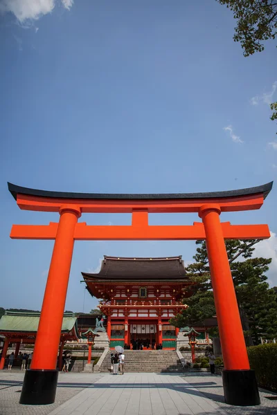 Dev torii kapısı önünde fushimi Inari shr romon kapıda
