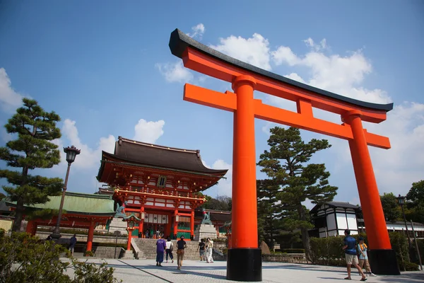 Porte torii géante devant la porte Romon à Fushimi Inari Shr — Photo