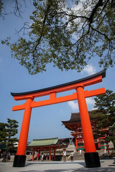 Porte torii géante devant la porte Romon à Fushimi Inari Shr — Photo