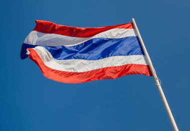 Mavi gökyüzü arka plan ile Tayland Tayland bayrağı sallayarak resim