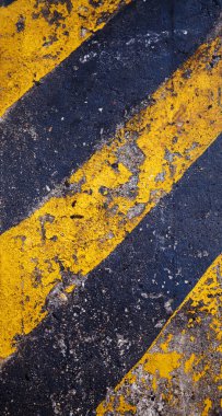 siyah ve sarı uyarı işareti asfalt doku üzerinde