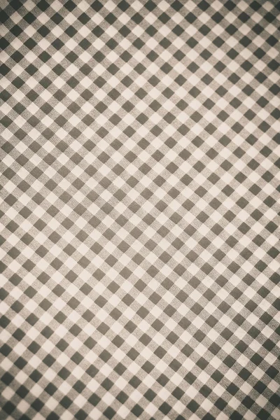 arka plan olarak siyah-beyaz kareli kumaş