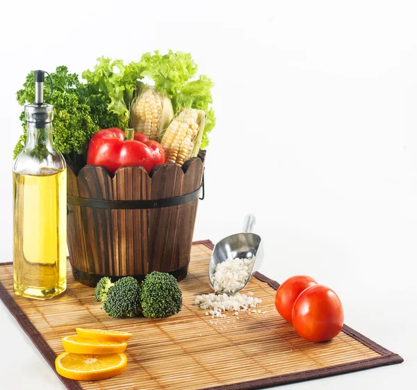 taze sebze ve diğer hammadde bambu hasır üzerinde ayarlama