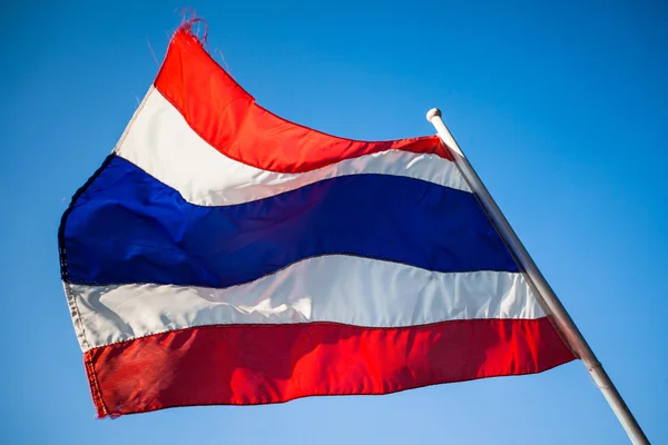 Изображение размахивания тайским флагом Таиланда на фоне голубого неба — стоковое фото