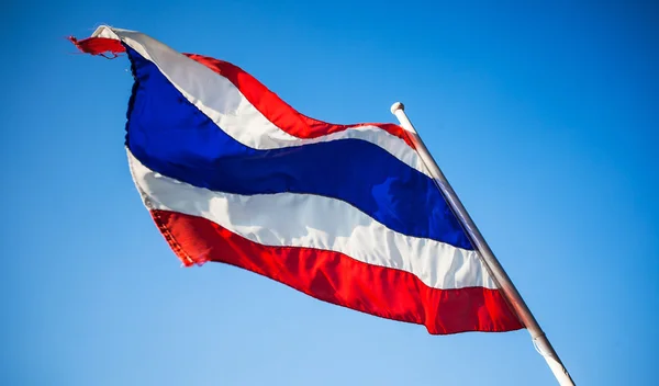 Immagine di sventolare bandiera tailandese della Thailandia con sfondo cielo blu — Foto Stock