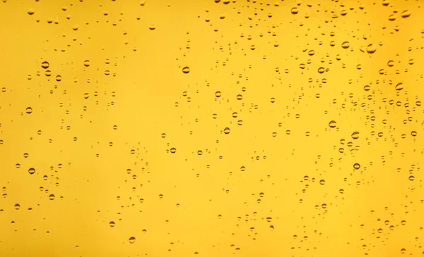 (Cam pencere üzerinde yağmur damlaları)