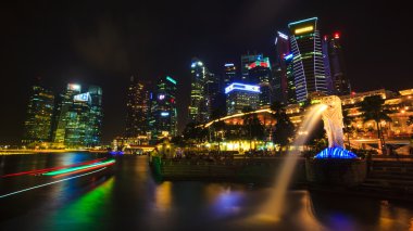Singapur-Aralık 27: merlion çeşme Aralık 27, 2013 yılında Singapur gece görüş.
