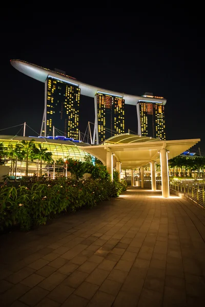 Vista nocturna desde los hoteles del resort Marina Bay Sands en DIC. 24, 2 —  Fotos de Stock