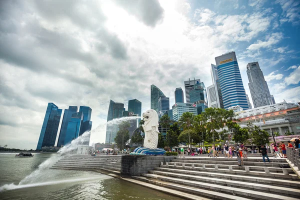 Singapore-dec 21: merlion fontän och singapore skyline på — Stockfoto