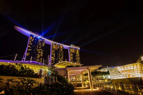 Vista noturna dos hotéis resort Marina Bay Sands em DEC. 24, 2 — Fotografia de Stock