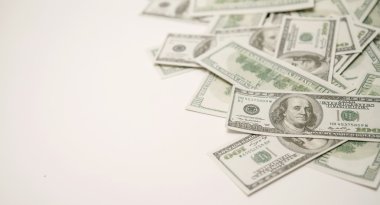 Beyaz arkaplanda dolar.