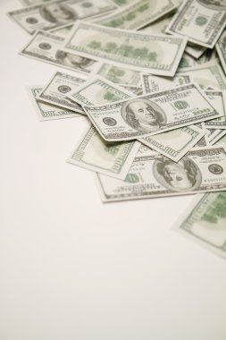 Beyaz arkaplanda dolar.