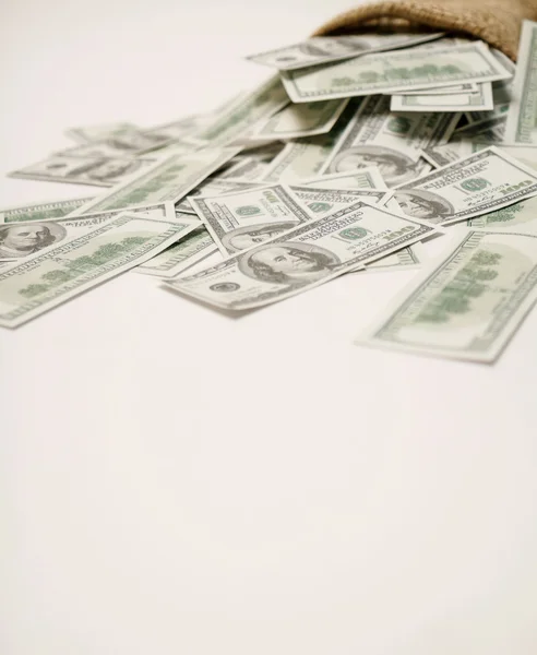 Parayı çantaya beyaz zemin üzerine