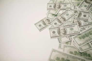 Beyaz arkaplanda dolar.