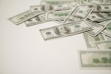 Beyaz arkaplanda dolar.