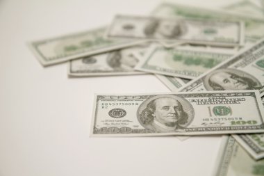 Beyaz arkaplanda dolar.