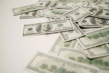 Beyaz arkaplanda dolar.