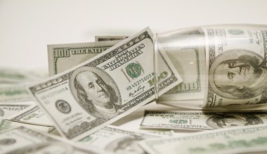 beyaz zemin üzerine şampanya kadehi para