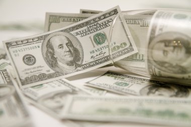 beyaz zemin üzerine şampanya kadehi para