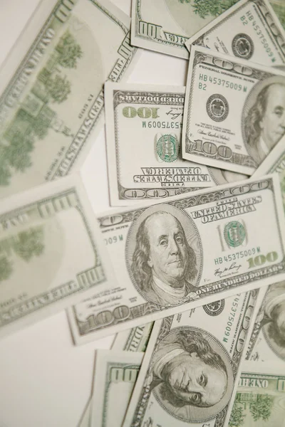 Beyaz arkaplanda dolar.