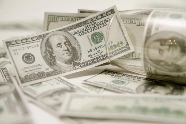 beyaz zemin üzerine şampanya kadehi para