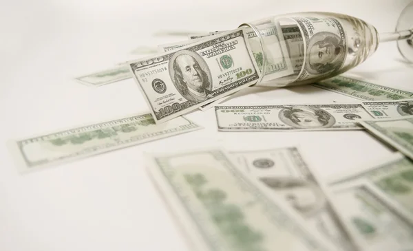 beyaz zemin üzerine şampanya kadehi para