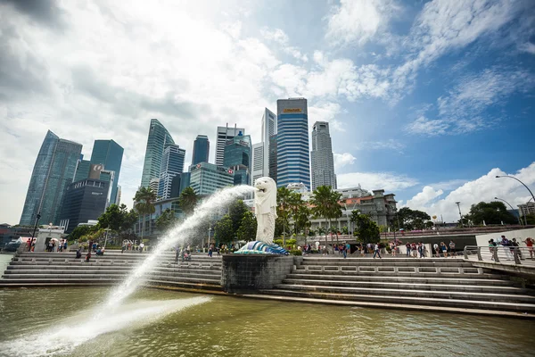 SINGAPUR-DIC 21: La fuente Merlion y el horizonte de Singapur en —  Fotos de Stock