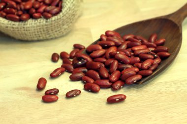 tahta kaşık ve torba kuru fasulye