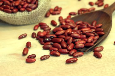 tahta kaşık ve torba kuru fasulye
