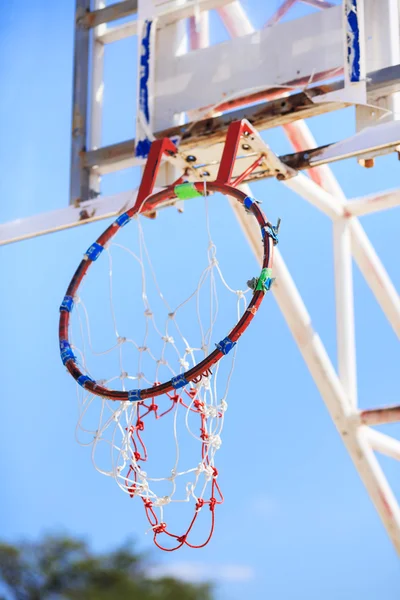 Broken hoop under a clear sky — Stock Photo, Image